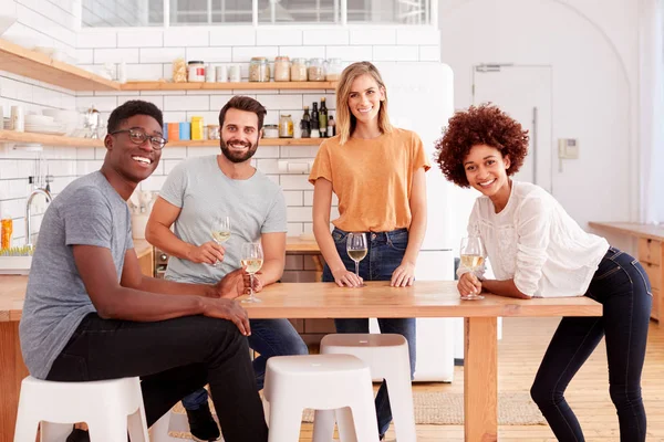 Retrato Dois Casais Relaxando Cozinha Casa Com Copos Vinho Juntos — Fotografia de Stock