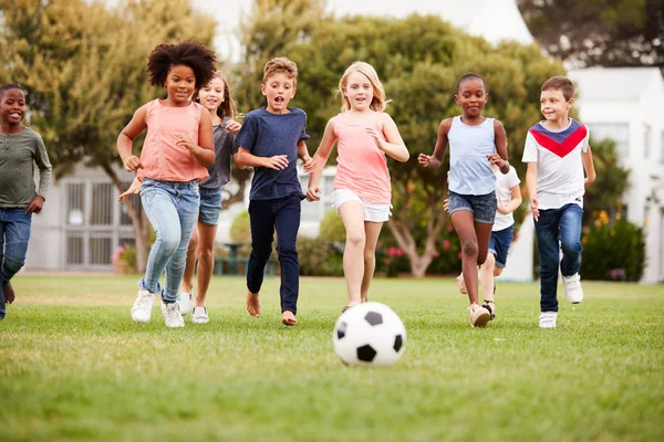 Gruppo Bambini Che Giocano Calcio Con Gli Amici Nel Parco — Foto Stock