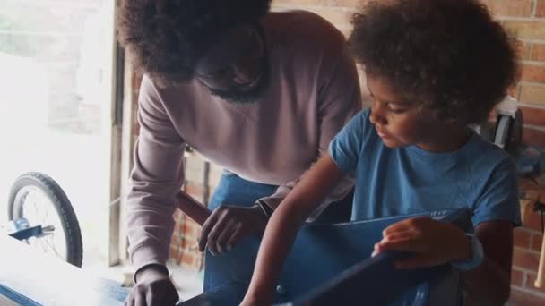 Middelbare Leeftijd Zwarte Vader Zijn Pre Tiener Zoon Staande Een — Stockvideo