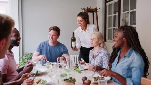 Camarera Sirviendo Vino Para Grupo Jóvenes Amigos Sentados Alrededor Mesa — Vídeos de Stock