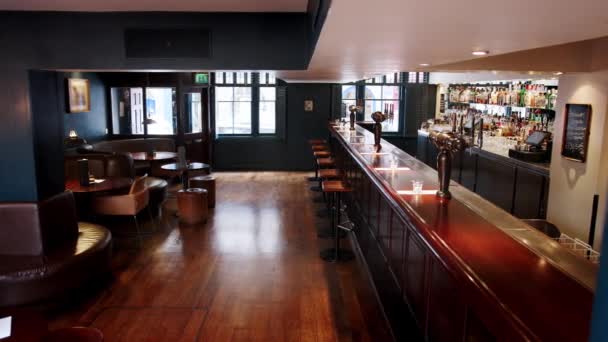 Vista Del Interior Del Restaurante Bar Vacío Con Mesas Sillas — Vídeo de stock