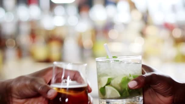 Primer Plano Las Manos Sosteniendo Vaso Cerveza Mojito Haciendo Brindis — Vídeos de Stock