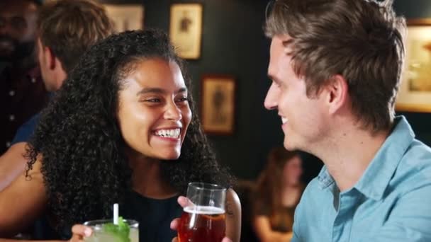 カクテルバーでの飲み物のためのデートミーティングの若いカップル スローモーションで撮影されたビデオ — ストック動画