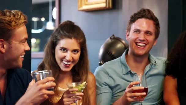 Retrato Jovens Amigos Reunidos Para Bebidas Bar Coquetéis Vídeo Filmado — Vídeo de Stock