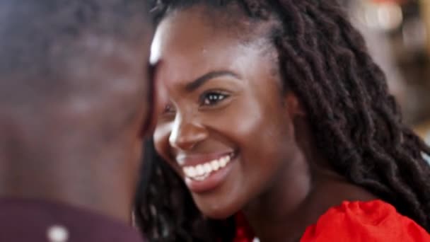 バーでのデートミーティングで若いアフリカ系アメリカ人カップルのクローズアップ スローモーションで撮影されたビデオ — ストック動画