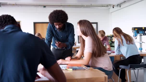 Mužský Učitel Který Mluví Studentkou Středoškolské Školy Sedí Pracovních Lavičkách — Stock video