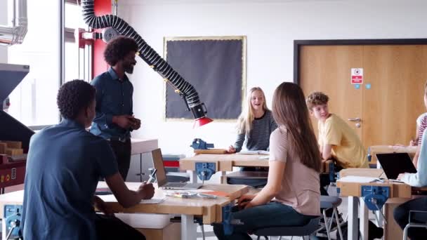 Profesor Masculino Hablando Con Grupo Estudiantes Secundaria Sentados Bancos Trabajo — Vídeos de Stock