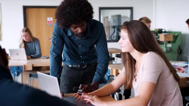 Mužský Učitel Který Mluví Studentkou Středoškolské Školy Sedí Pracovních Lavičkách — Stock video