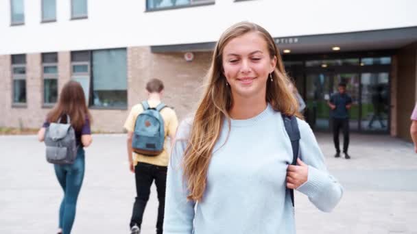 Retrato Adolescente Sonriente Estudiante Secundaria Pie Fuera Del Edificio Con — Vídeos de Stock