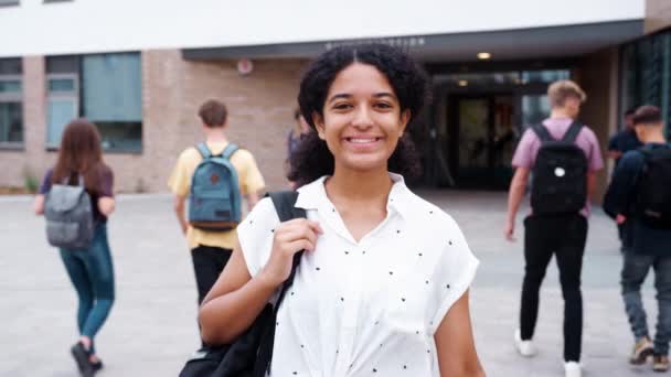 Portret Van Glimlachend Tiener Middelbare School Student Lopen Focus Buiten — Stockvideo