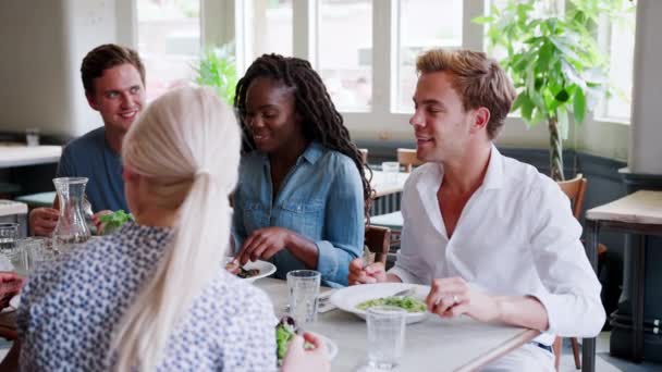 Gruppe Junger Freunde Beim Gemeinsamen Essen Restaurant Videoaufnahmen Zeitlupe — Stockvideo