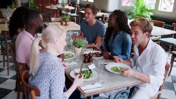 Kelompok Teman Teman Muda Menikmati Makan Restoran Bersama Sama Video — Stok Video