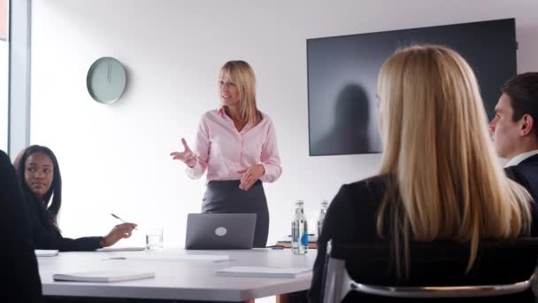 Volwassen Zakenvrouw Die Kandidaten Aanpakt Graduate Recruitment Day Boardroom Shot — Stockvideo