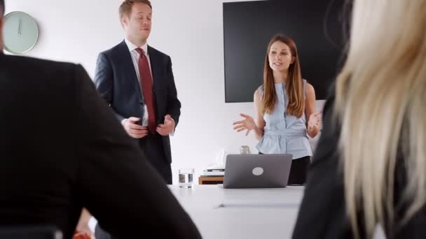 Jovem Empresário Empresária Abordando Candidatos Dia Recrutamento Pós Graduação Sala — Vídeo de Stock