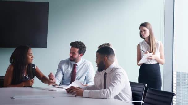 Empresário Empresária Observando Candidatos Colaborando Tarefa Grupo Dia Recrutamento Filmado — Vídeo de Stock