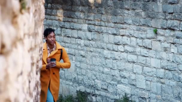 Mujer Negra Milenaria Vistiendo Abrigo Guisantes Amarillos Caminando Callejón Distrito — Vídeos de Stock