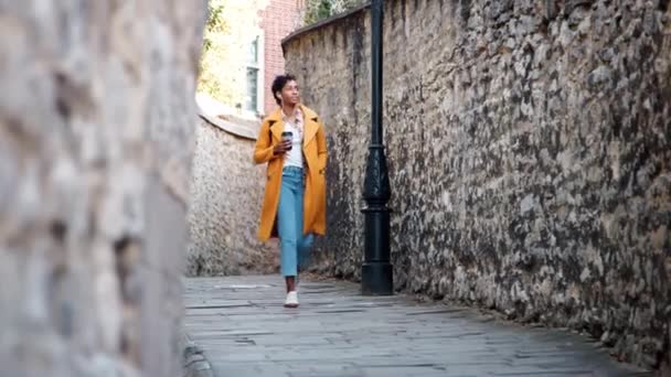 Young Black Woman Wearing Unbuttoned Yellow Pea Coat Jeans Walking — Stock Video