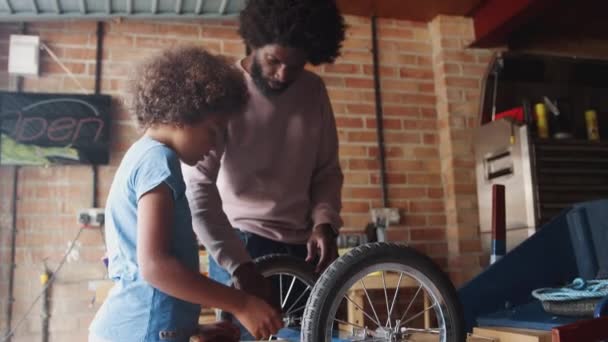 Μεσήλικες Μαύρος Πατέρας Και Προ Έφηβος Γιός Του Στέκεται Ένα — Αρχείο Βίντεο