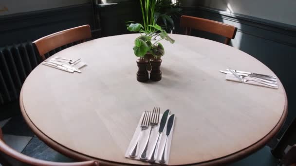 Vazio Restaurante Interior Com Mesa Cadeiras Vídeo — Vídeo de Stock