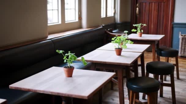 Blick Auf Den Leeren Restaurantinnenraum Mit Tischen Und Stühlen Video — Stockvideo