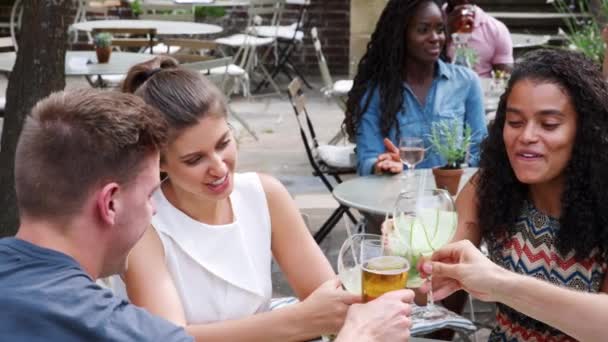 Grupo Jovens Amigos Reunidos Para Bebidas Área Livre Bar Fazer — Vídeo de Stock