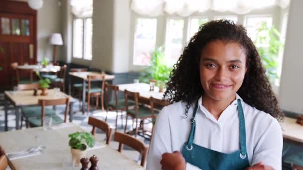 Retrato Garçonete Afro Americana Uniforme Restaurante Vazio Olhando Para Câmera — Vídeo de Stock