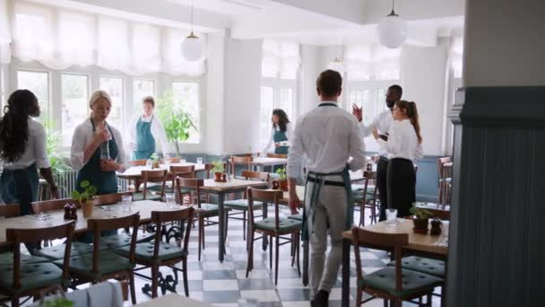 Restaurante Pessoal Colocando Mesas Para Serviço Restaurante Vazio Com Gestão — Vídeo de Stock