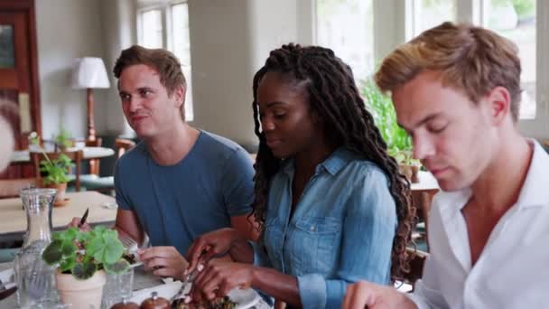 Група Молодих Друзів Насолоджуються Їжею Ресторані Разом Відео Знімається Повільно — стокове відео