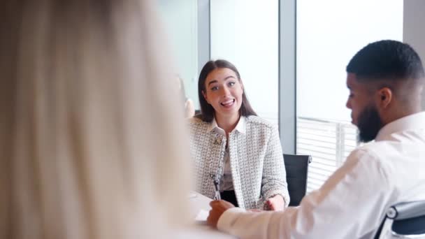 Empresario Empresaria Observando Candidatos Que Colaboran Tarea Grupo Día Del — Vídeos de Stock