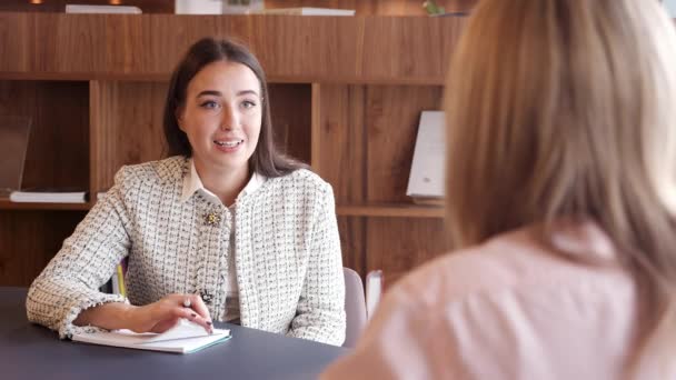 Üzletasszony Interjút Női Jelölt Hivatalban Posztgraduális Felvételi Nap — Stock videók