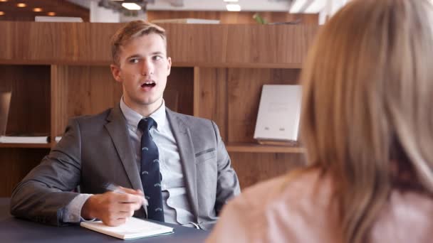 Biznesmen Wywiad Kobiet Kandydata Biurze Dniu Rekrutacji Absolwentów — Wideo stockowe