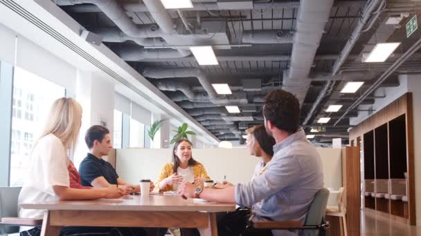 Grupo Candidatos Sentados Alrededor Mesa Oficina Moderna Colaborando Proyecto Día — Vídeos de Stock