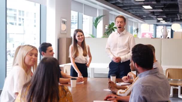 Joven Hombre Negocios Mujer Negocios Dirigiéndose Reunión Grupo Alrededor Mesa — Vídeos de Stock