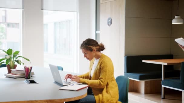 Jovem Mulher Adulta Trabalhando Computador Portátil Sentado Escritório Enquanto Seu — Vídeo de Stock