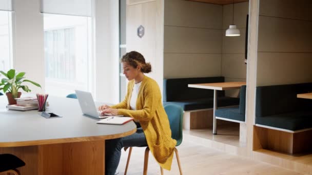 Fiatal Felnőtt Dolgozó Laptop Számítógép Egy Irodában Miközben Kollégája Belép — Stock videók