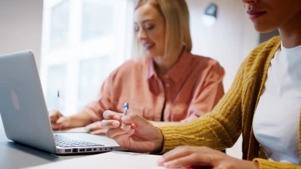 Close Van Twee Jonge Vrouwelijke Creatievelingen Zittend Een Kantoor Werken — Stockvideo