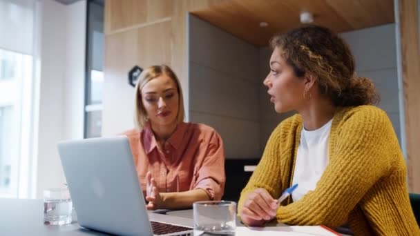 Dos Mujeres Adultas Jóvenes Discutiendo Una Reunión Informal Una Oficina — Vídeos de Stock