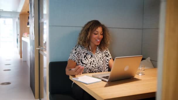 Крупный План Молодой Женщины Смешанной Расы Работающей Одиночку Ноутбуком Столом — стоковое видео