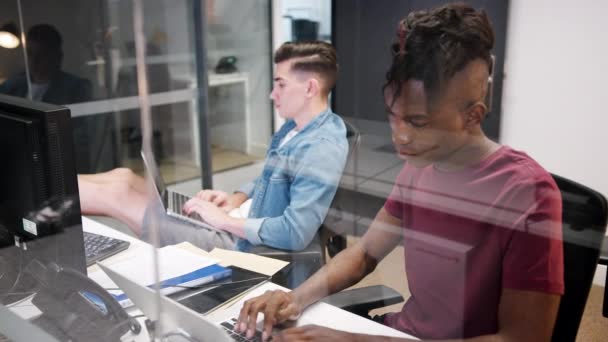 Vista Elevada Dos Hombres Jóvenes Que Trabajan Computadoras Sentados Cubículo — Vídeos de Stock