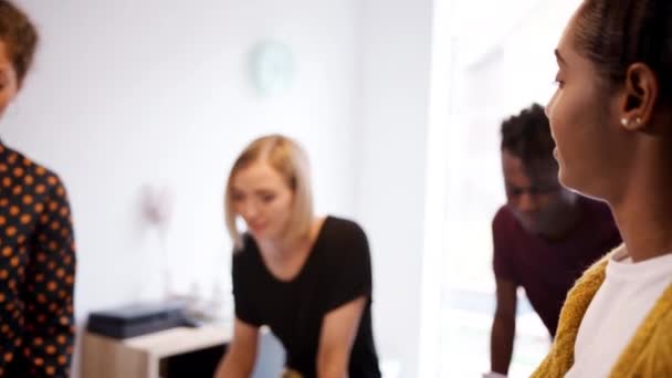 年轻的创意业务团队在会议室 机架焦点进行头脑风暴 — 图库视频影像