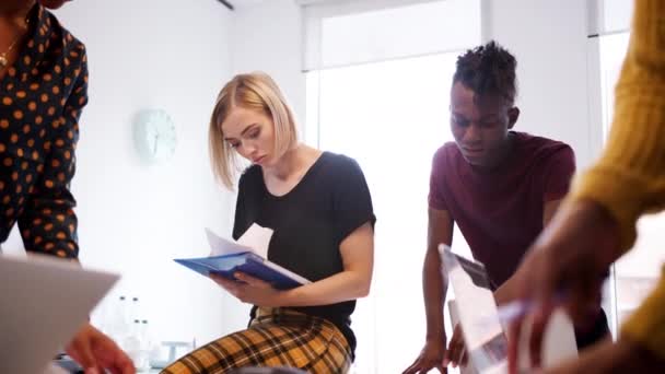 Jeune Équipe Affaires Créative Discutant Paperasserie Ensemble Dans Une Salle — Video