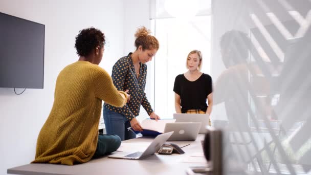 Tres Creativas Femeninas Serias Discutiendo Papeleo Durante Una Reunión Informal — Vídeos de Stock