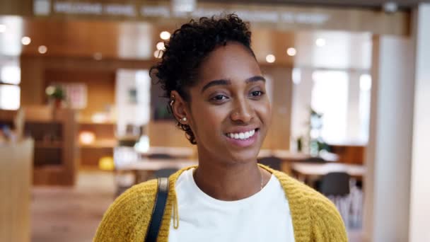 Jeune Femme Métisse Debout Dans Hall Affaires Sortant Travail Regardant — Video