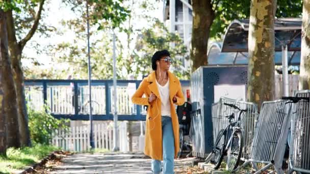 Mujer Negra Joven Moda Con Sombrero Gafas Sol Vaqueros Azules — Vídeo de stock