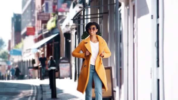 Fashionable Young Black Woman Wearing Blue Jeans Unbuttoned Yellow Pea — Stock Video