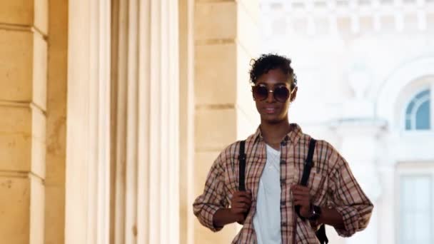 Primer Plano Una Joven Mujer Negra Moda Con Gafas Sol — Vídeo de stock