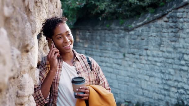 Kısa Kıvırcık Saçlı Bin Yıllık Siyah Kadın Akıllı Telefon Konuşurken — Stok video