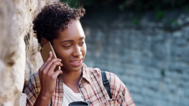 Kısa Kıvırcık Saçlı Bin Yıllık Siyah Kadın Akıllı Telefon Konuşurken — Stok video