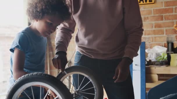 Medelålders Svart Far Och Hans Pre Teen Son Stående Arbetsbänk — Stockvideo