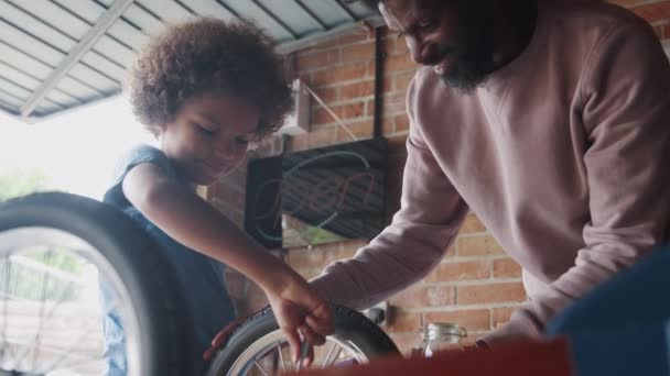 Baixo Ângulo Perto Pai Negro Meia Idade Ajudando Seu Filho — Vídeo de Stock